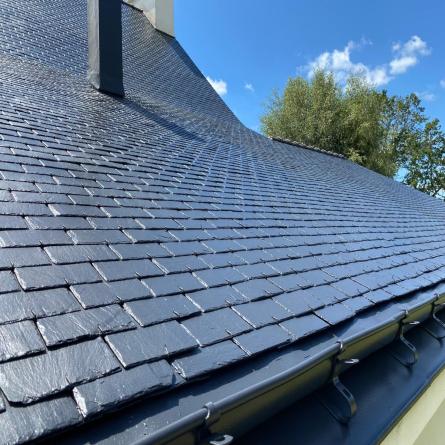 Rénovation de toiture en ardoise sur maison traditionnelle