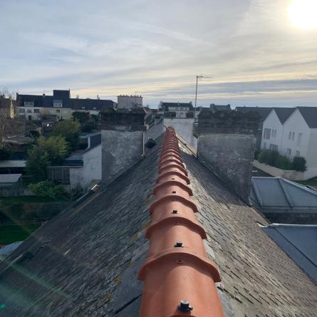 Rénovation de faîtage pour une toiture remise à neuf