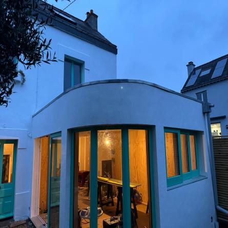 Pose de couvertine en zinc pour protéger les murs d’une maison