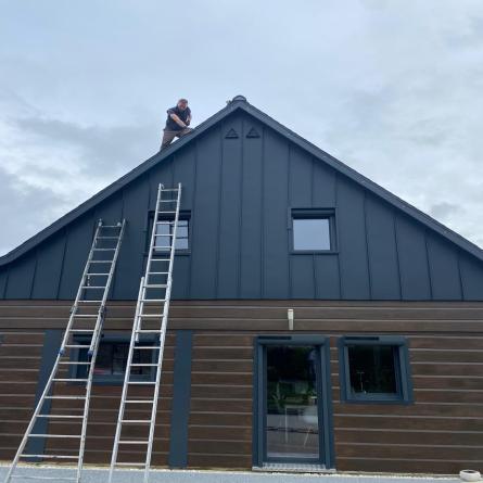 Rénovation de toiture en bac acier sur maison moderne